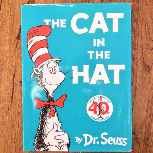 القطة في القبعة